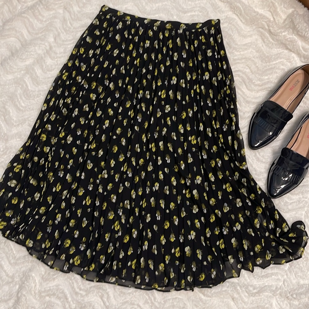 NWT Pleated Skirt Black w/Yellow Cream & Blue Flowers